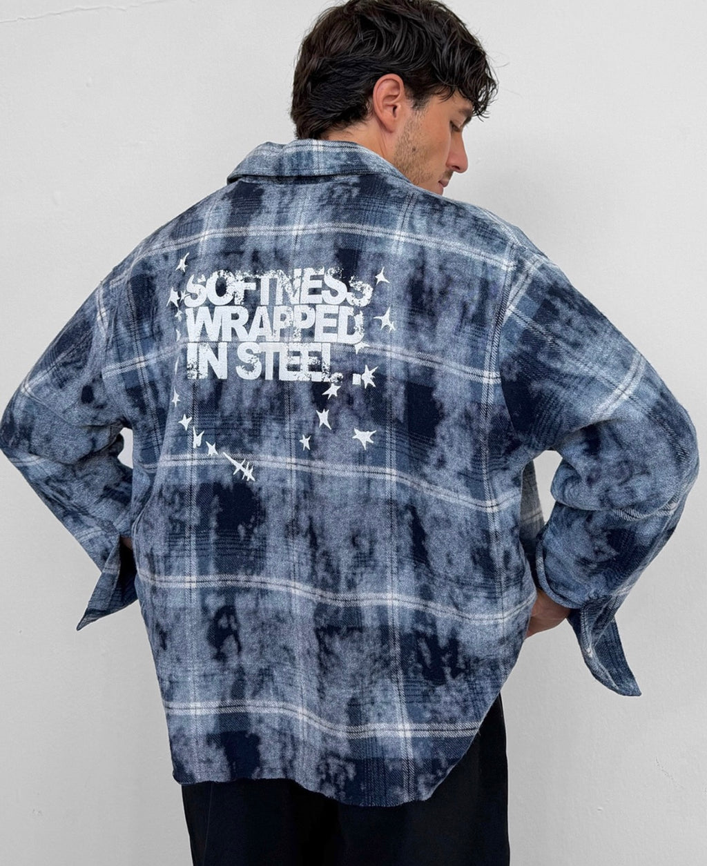 Këmishë washed e kaltër nga mbrapa