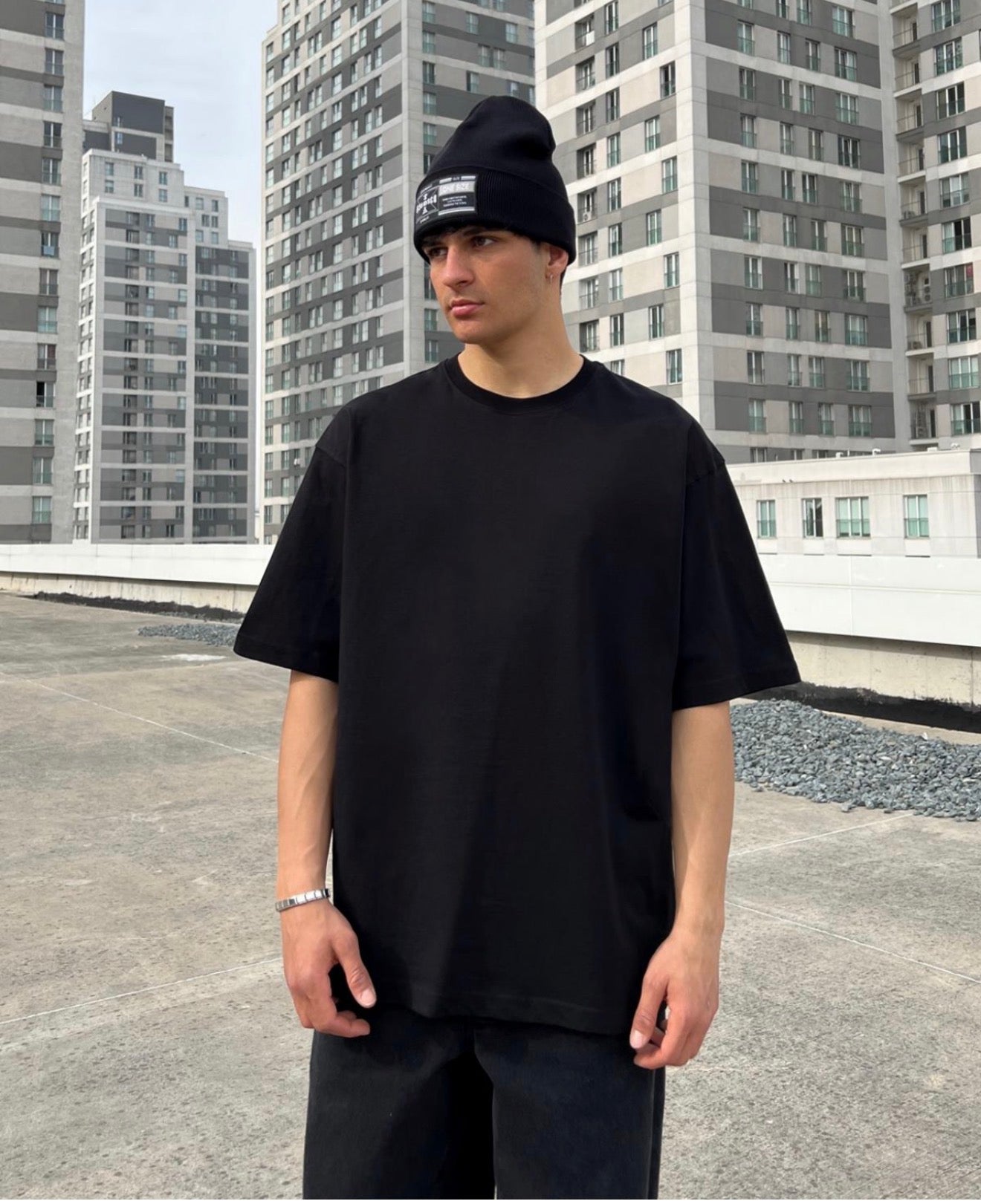 Maicë Basic Oversize e zezë - përpara